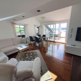 Exklusive Ferienwohnung LAKEVIEW in Bestlage Mattsee, beschattbare Dachterrasse mit Panoramablick über den See