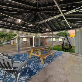 Large South Houston gem with covered patio seating