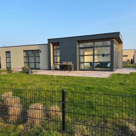 Enkhuizer Strand Chalet Meeresbrise Dritte Reihe mit Zaun Haus Nr 251, Hotel in Enkhuizen