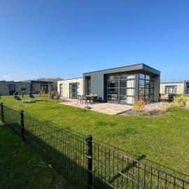 Enkhuizer Strand Chalet Hafenplätzchen mit Zaun Haus Nr 244