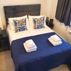Aisiki Stays Apartments at Wembley, Ground Floor 2 Bedroom and 1 Bathroom Flat, King or Twin beds and Double bed with FREE Wi-Fi and PARKING