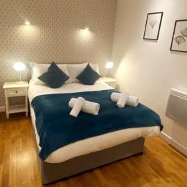 Modern Serviced 1 Bed Apartment - Sleeps 3 Near Heathrow, Thorpe Park, Windsor Castle - Staines TW18 London, hotel a Staines upon Thames