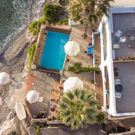 Exclusive Seaside Retreat with Shared Pool & Private Beach Access, khách sạn ở Palaiokastro