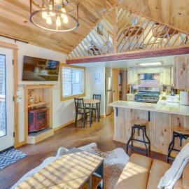 Cozy & Restful Cabin, Steps to Lake Almanor, hotel u gradu Lake Almanor