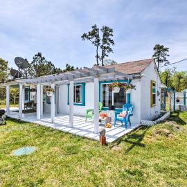 Oceanfront White Stone Cottage w/ Private Beach!, hotel u gradu White Stone