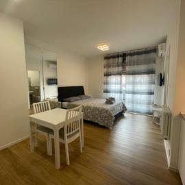 Monolocale con Terrazzo, hotel em Módena