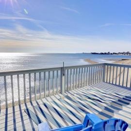 Viesnīca Cheerful 3 Bedroom Beach Front Cottage with Fire Place pilsētā Milforda