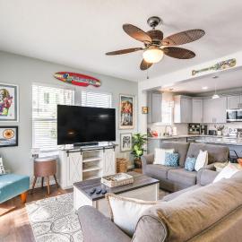 Jimmy Buffet-Themed Home w/ Hot Tub in Galveston
