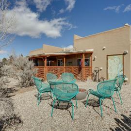 Taos Home w/ Private Hot Tub, Sauna & Gas Grill!, Hotel in Taos