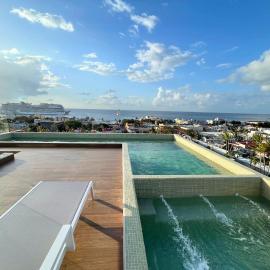 Brand New Condo with Rooftop Pool, hotel di Cozumel