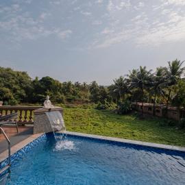 SaffronStays Tudor San Ann - 5BR Candolim villa with infinity pool, lift & sunrise-view rooms near beach, hotel di Goa