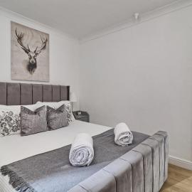 Spacious 3-Bedroom Apartment for 5 I Free Parking I Rayleigh Centre