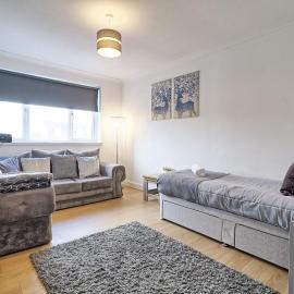 Spacious 3-Bedroom Apartment for 5 I Free Parking I Rayleigh Centre