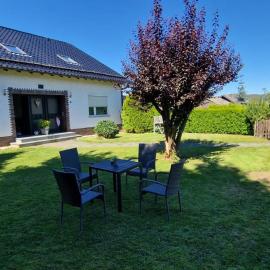 Ferienwohnungen Hoheeifel Nähe Nürburgring Platz für bis zu 10 Personen ,Verleih von zwei E-MTB möglich, hotel in Kelberg