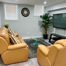 SUITE A 2 Bedroom Apartment, hotel en Brampton