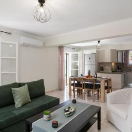 Spiros Holidays House, hotel en Doukádes