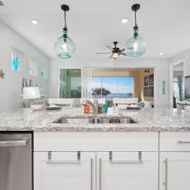 Holmes Beach Retreat! Condo in Margaritaville with amazing views of the bay!: Bradenton şehrinde bir otel