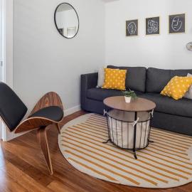 OTR, QUEEN Bed, 50in TV, Workspace, Near Lightrail, hotel en Cincinnati