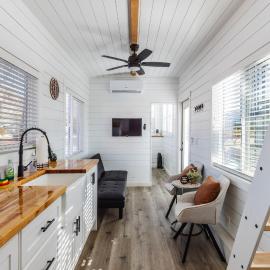 Zion Pet-Friendly Tiny Home, Hot Tub & BBQ, hotel in Apple Valley