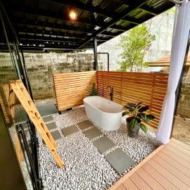 Viesnīca Cozy Tiny Home with Outdoor Hot Tub in City Center pilsētā Davao