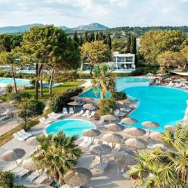 Ninos Grand Beach Resort, hotel di Kastrosikia