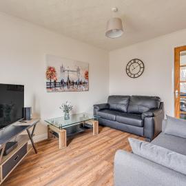 Immaculate Two Bedroom House with Parking, hotel in Bedford