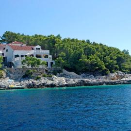 Beachfront Apartment in Tri Porte, with sea view, terrace, air conditioning, WiFi 5208-2, hotel a Potirna