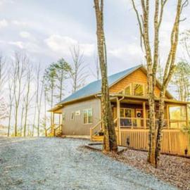 Art's Bungalow-wooded seclusion 1 mi to Deep Creek and Bryson City, hotel i Bryson City