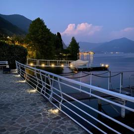 Villa Anastasye Your Lakefront Vacation Rental, hotel u gradu 'Predore'