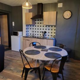 Appartement rénové avec place de stationnement gratuit, hotel di Leffrinckoucke