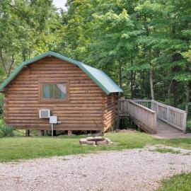 Rustic Cabin with Pool Access, hotelli kohteessa Bloomington