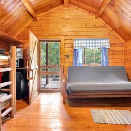 Cozy Rustic Cabin with Views, hotel in Bloomington