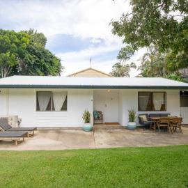 Cosy Straddie cottage + sleeps 6 + close to beach