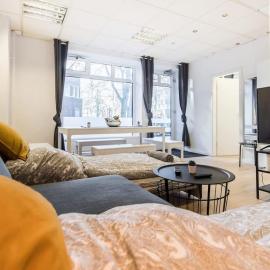 Spacious Two BR Close To Stadtpark and Street Parking