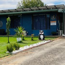 Jerilderie BNB - 2BR Home - 86"TV - Petsfee10, hotel a Jerilderie