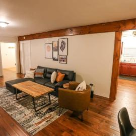 Modern & Cozy Getaway House near Conway lake - Pet Friendly, отель в городе Конуэй