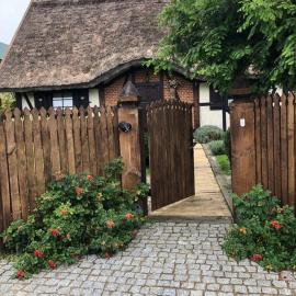 REETDACH FERIENHAUS IN GĄSKI MIT GEPFLEGTEM GARTEN