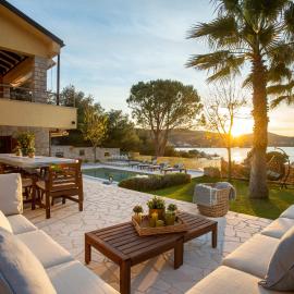 Villa Barotul with pool, hotel in Mrljane