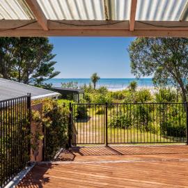 Godwit Cottage - Pākawau Beachfront Holiday Home, hotel i Pakawau