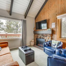 Cozy Estes Park Condo w/ Balcony + Fireplace!, Hotel in Estes Park