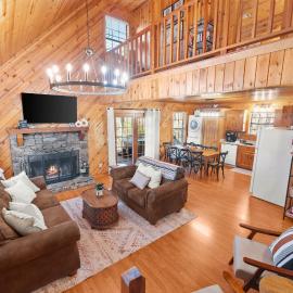 Firefly Lodge - Cozy 4 bedroom cabin minutes to Helen, хотел в Sautee Nacoochee