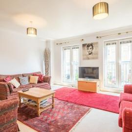Charming & Spacious House With FREE PARKING
