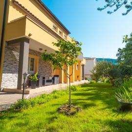 Apartments Gracia، فندق في باشكا