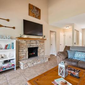 Canyon Lake Spacious w Balcony Pool & Comfy Beds, hotel in Canyon Lake