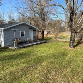 Country Cottage with Large Yard, Fire Pit & Nature Views، فندق في ساوغيرتيس