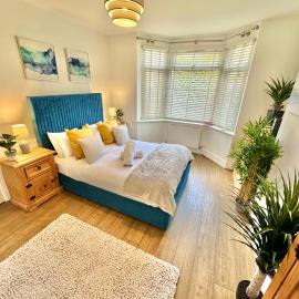 Large Four Bedroom - With Hot Tub and Parking - Sleeps 8, Hotel in Poole