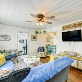 Cozy Cottage w/ Patio < 2 Mi to Rockport Beach!, hotel in Rockport