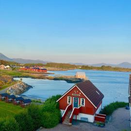 Waterfront Rorbu - By the Beach, hotel em Bud