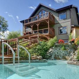 Front RIVER private BEACH 2 HOT TUBS 15 p SAUNA, hotel en Labelle