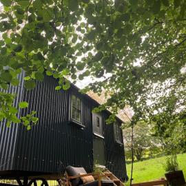 Cornwall Woodland Shepherd's Hut with Hot Tub - Deirdres Hut, hotel v destinácii Bodmin
